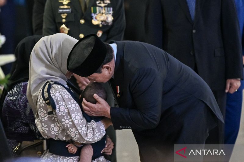 Momen Haru, Presiden Prabowo Cium Bayi Anak Prajurit TNI Gugur di Lebanon